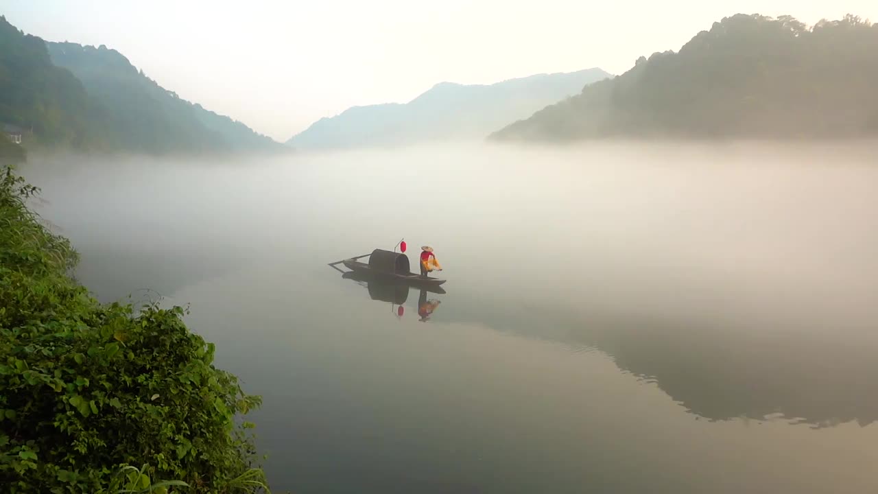 雾漫小东江自然景观渔夫撒网慢动作视频素材