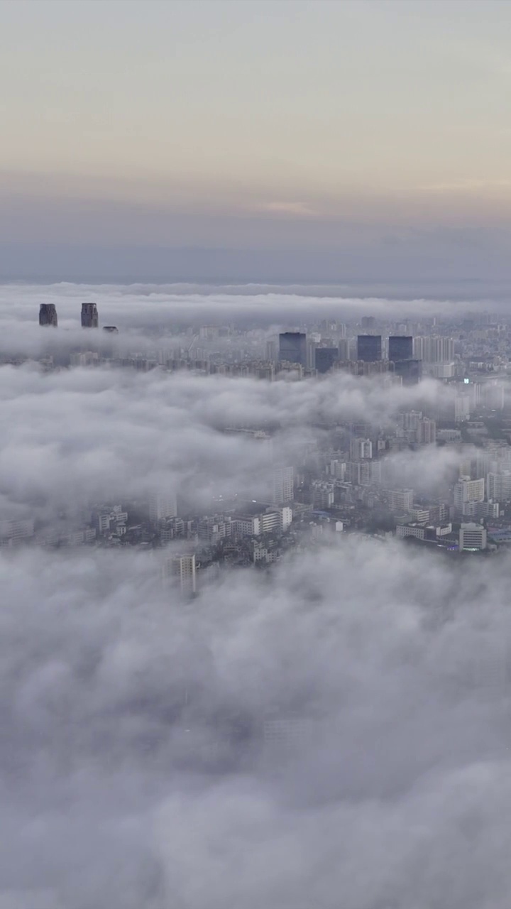 黄昏下的平流雾都市视频素材