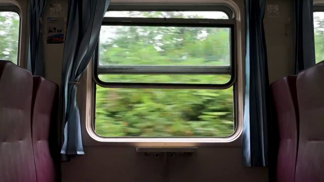 行驶中的绿皮火车车窗视角视频下载