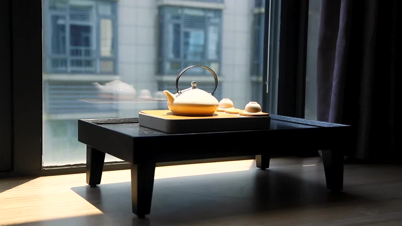 茶文化，飘窗上的茶具，健康家庭生活方式视频下载
