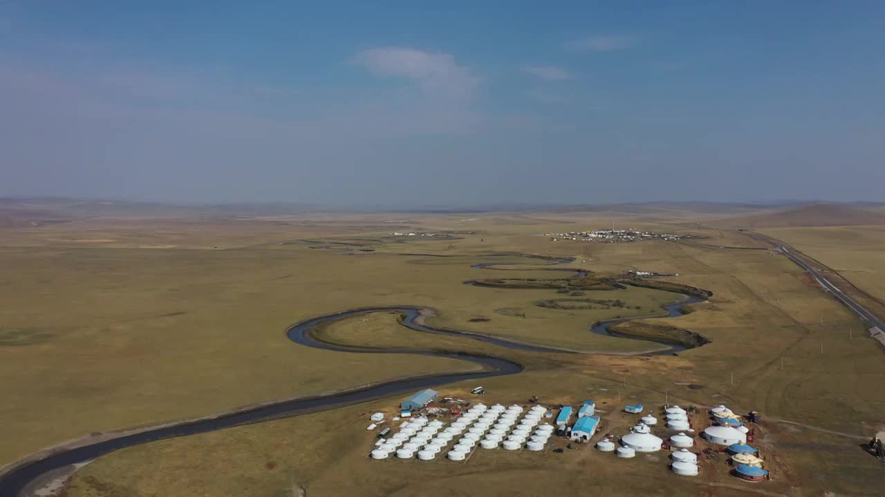 内蒙古呼伦贝尔大草原莫日格勒河与河岸上的蒙古包秋季户外风光航拍视频下载