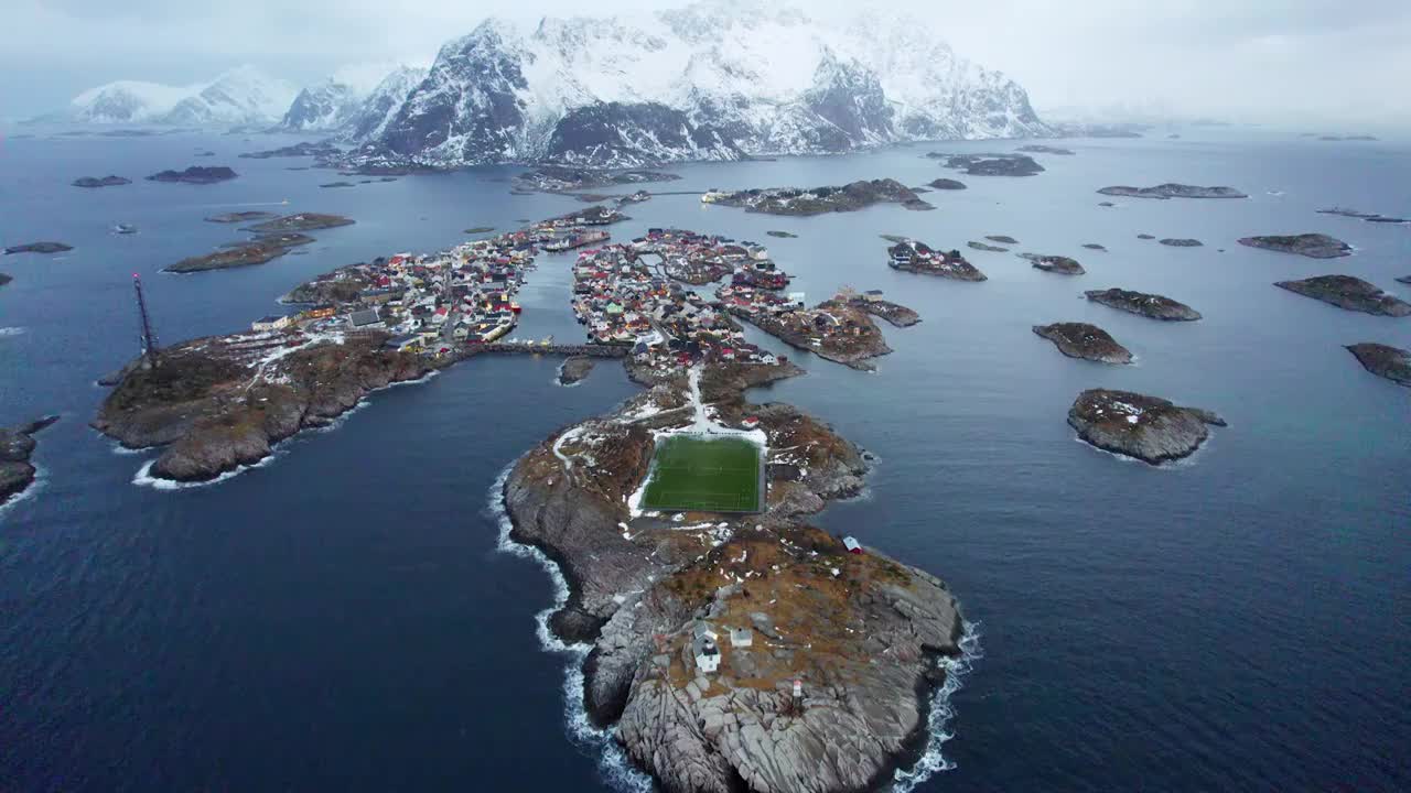 挪威罗弗敦群岛亨宁斯韦尔小镇冬季航拍视频下载