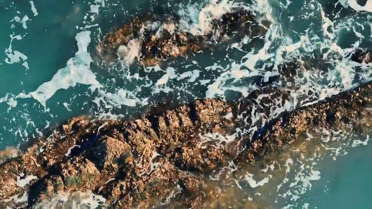 大海礁石与浪花航拍俯视自然风景视频下载