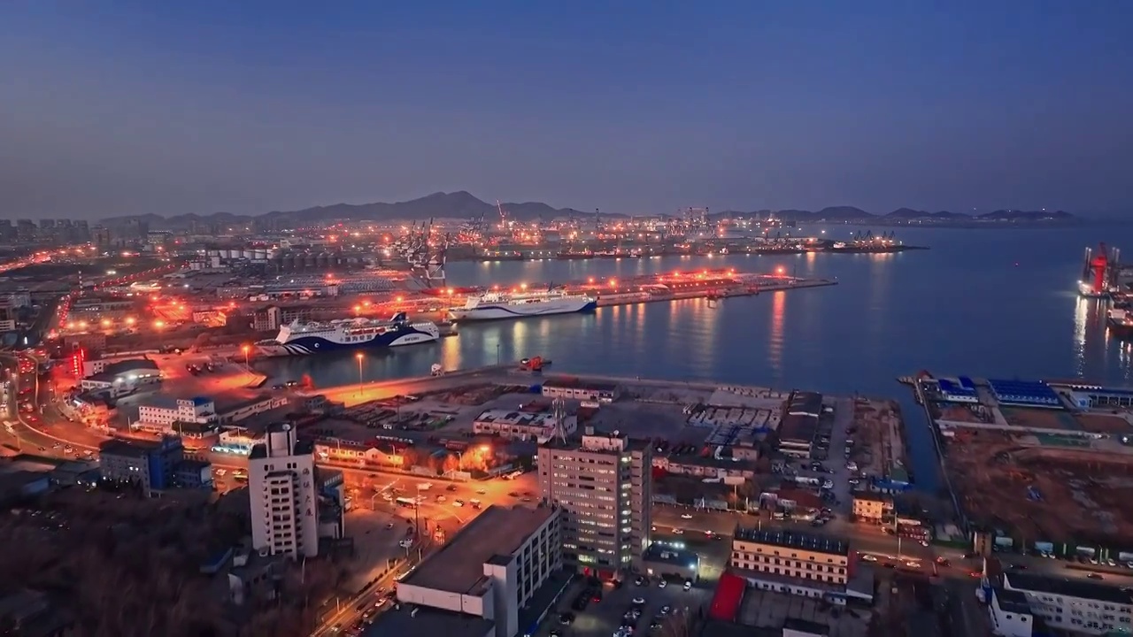 山东烟台港口海滨城市夜景航拍城市风光视频下载