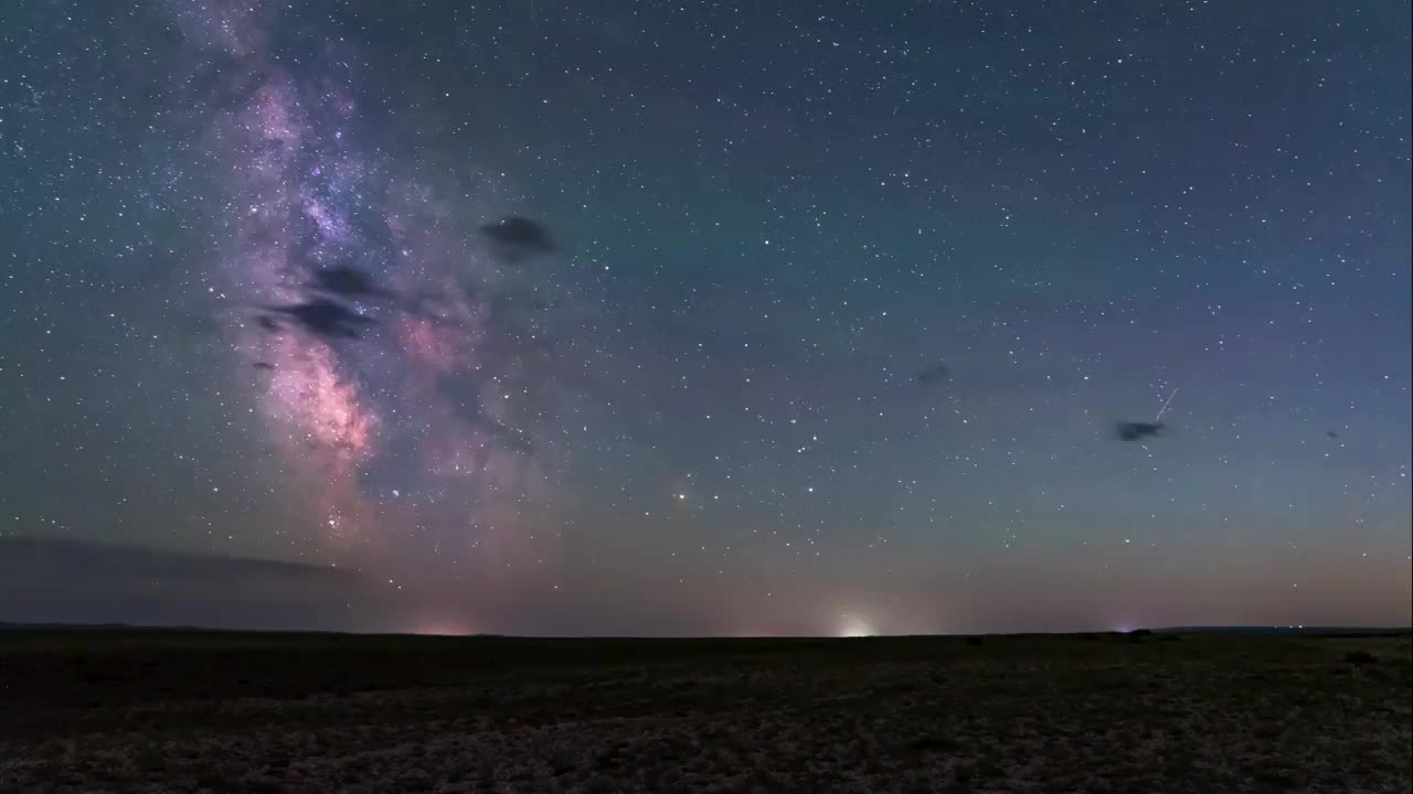 戈壁滩地平线的银河星空延时视频素材