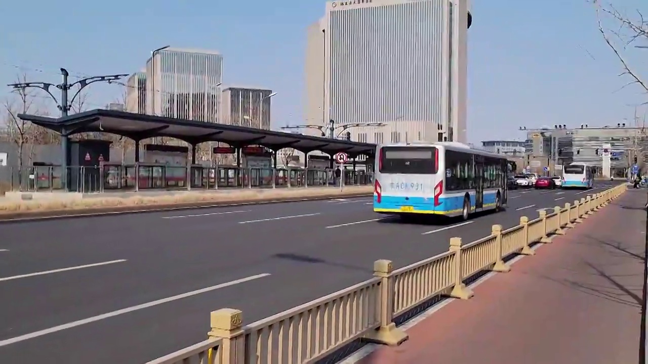 城市街道行驶的公共汽车视频下载