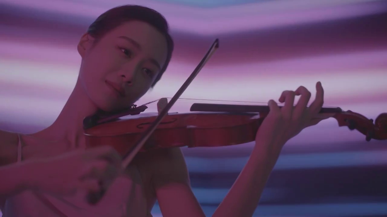 科幻女人在大屏线条背景前拉小提琴视频下载