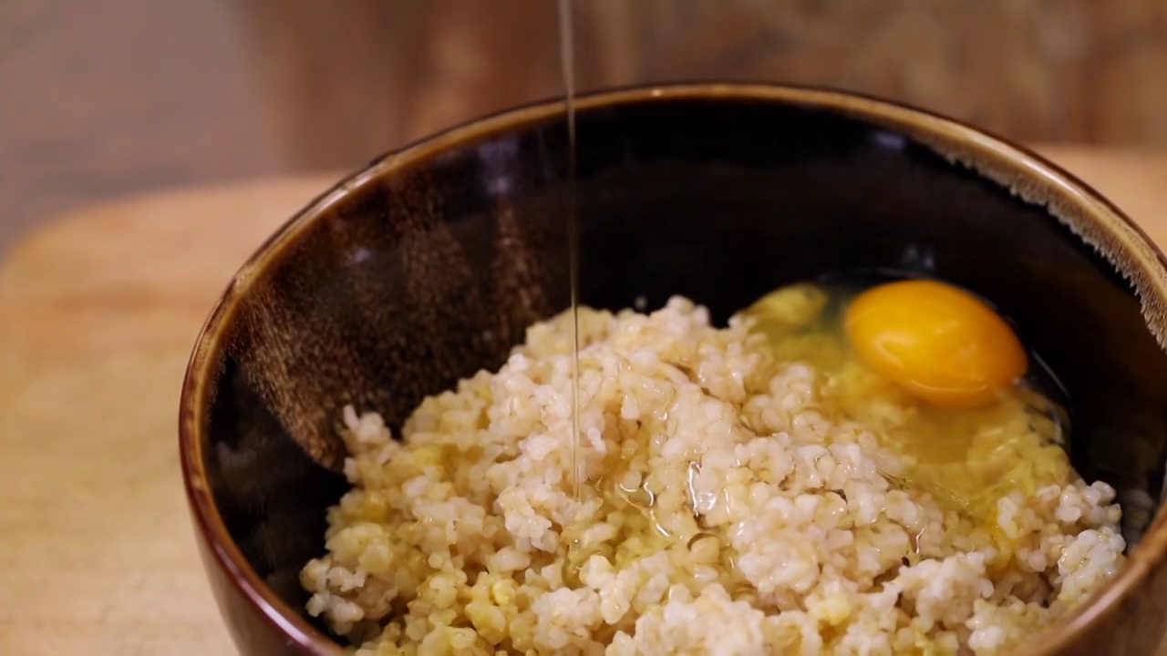 米饭加鸡蛋视频素材