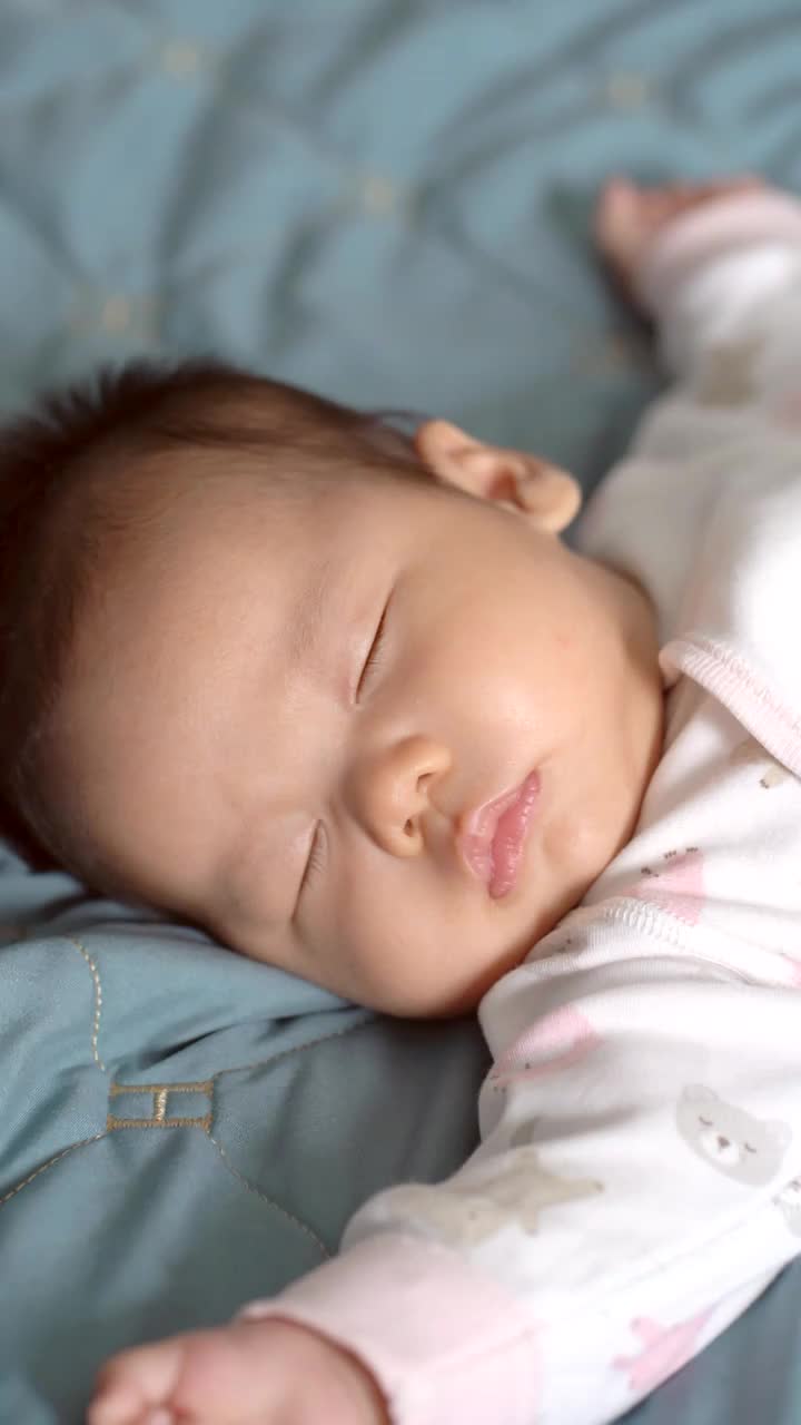 3个月在床上熟睡奶睡的婴儿视频素材