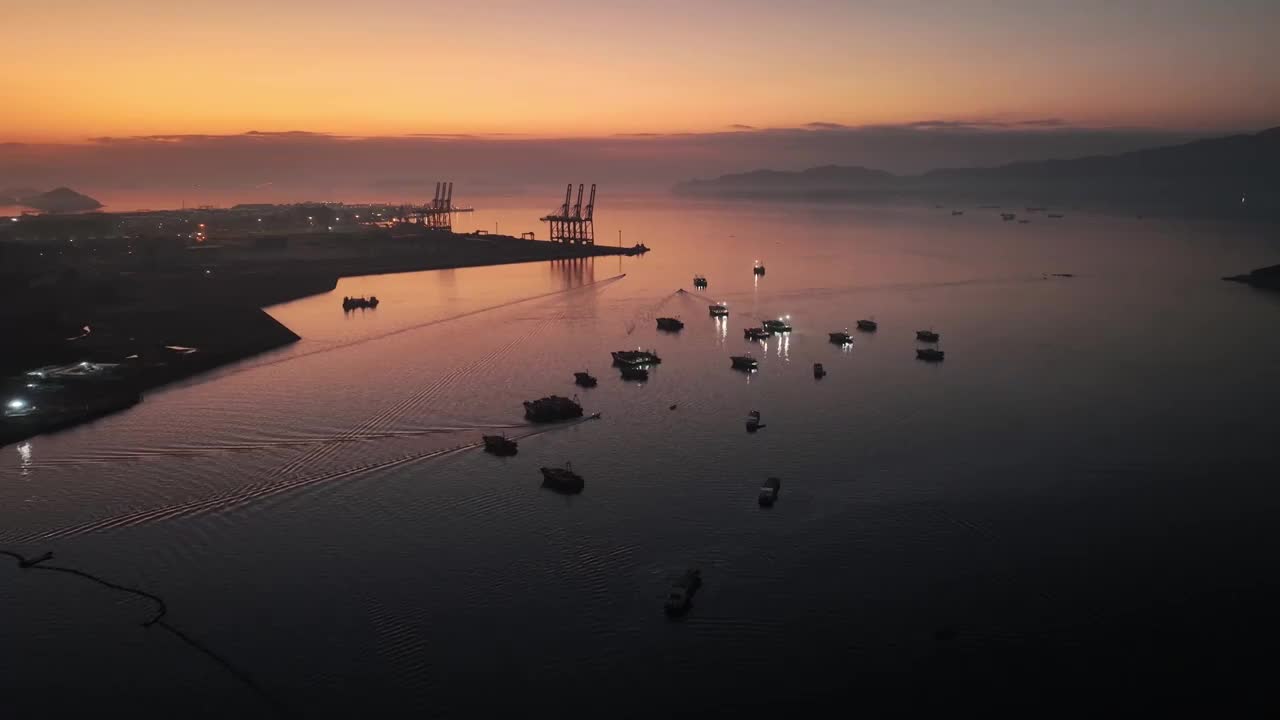 航拍广东惠州大亚湾日出渔船海景视频素材