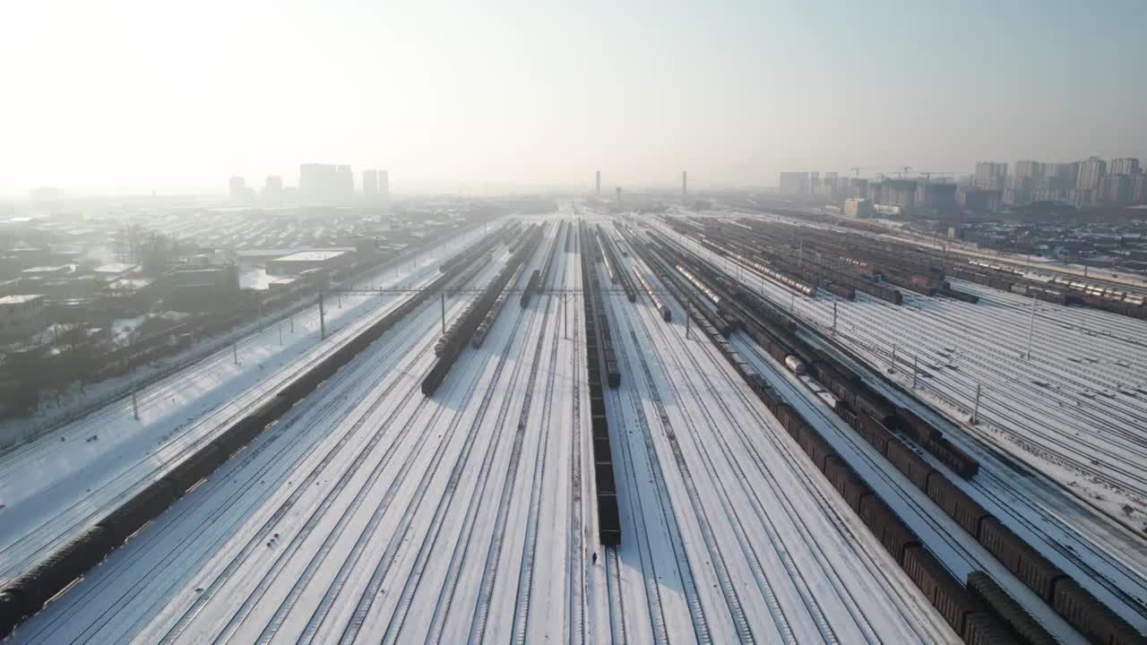 冬季火车站货运火车航拍视频下载