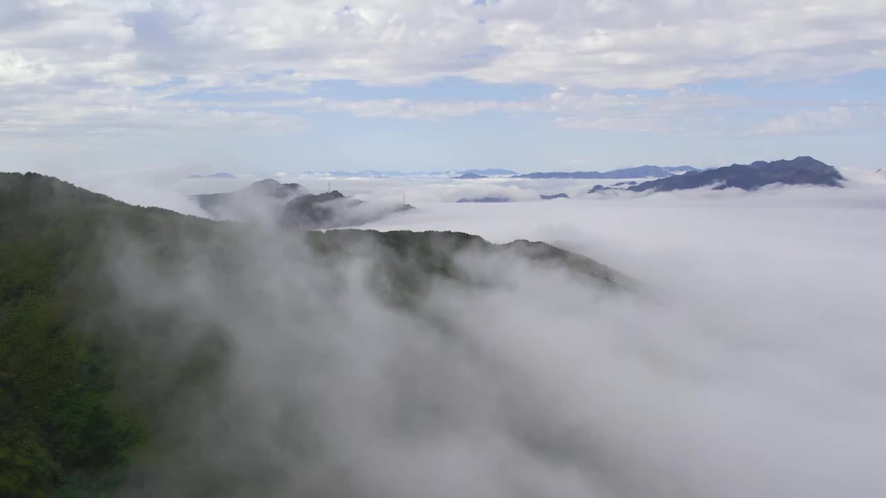 雨后的吹台山，平流雾环绕视频下载