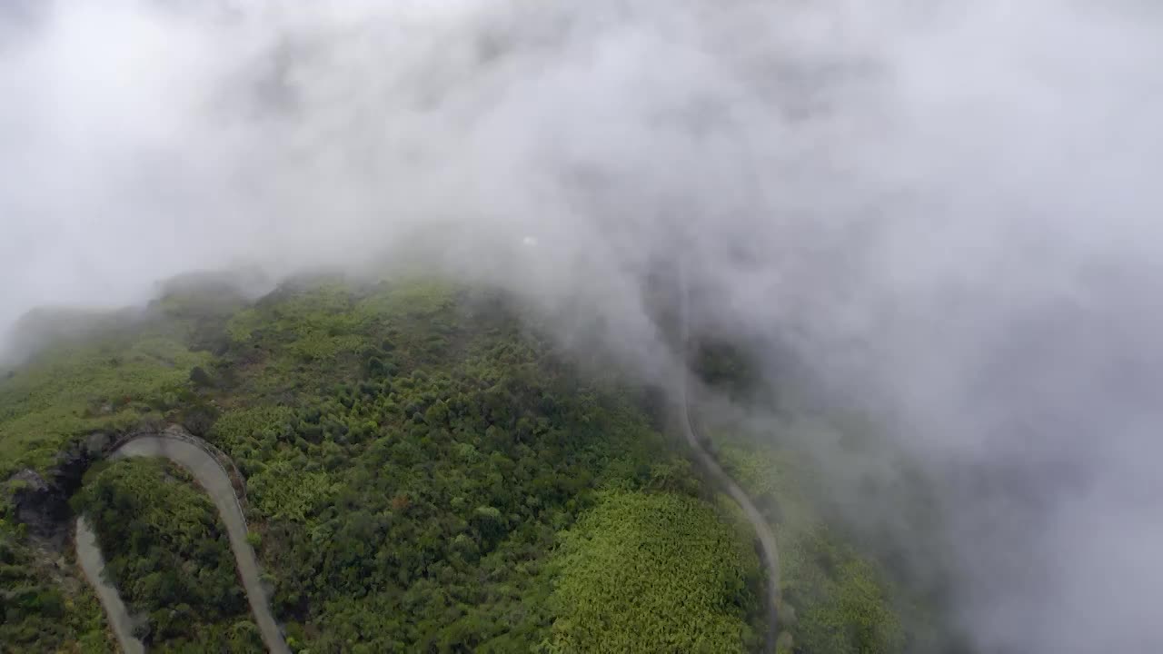 雨后的吹台山，平流雾环绕视频下载