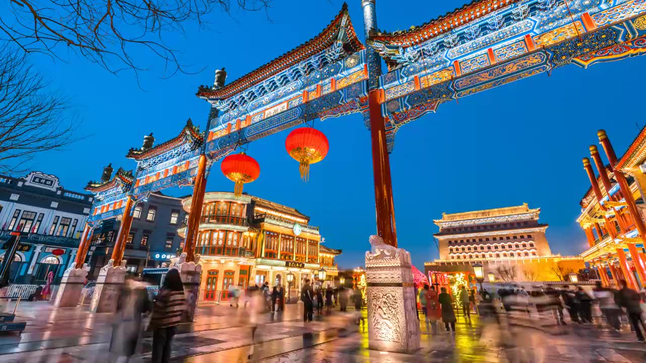 中国北京前门大街正阳门建筑夜景穿梭的游客延时摄影视频下载