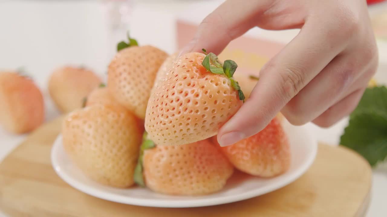 奶油白草莓视频下载