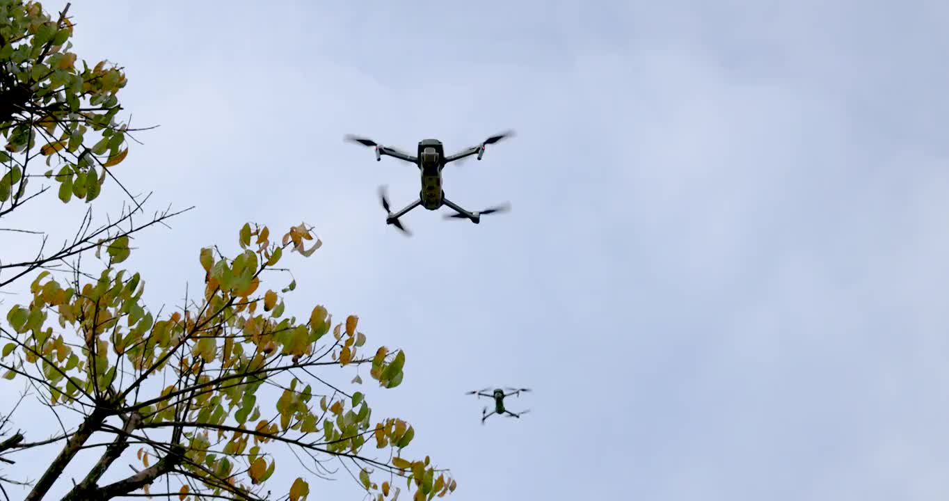 天空中飞行与悬停的两架无人机视频素材