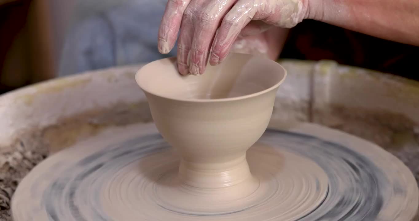 陶艺文创：工人正在陶艺工作转台上制作陶器视频下载