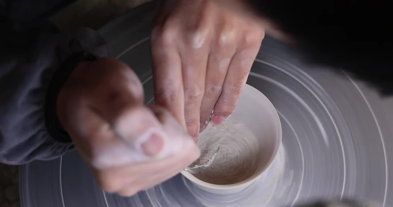 陶艺文创：工人正在陶艺工作转台上制作陶器视频下载