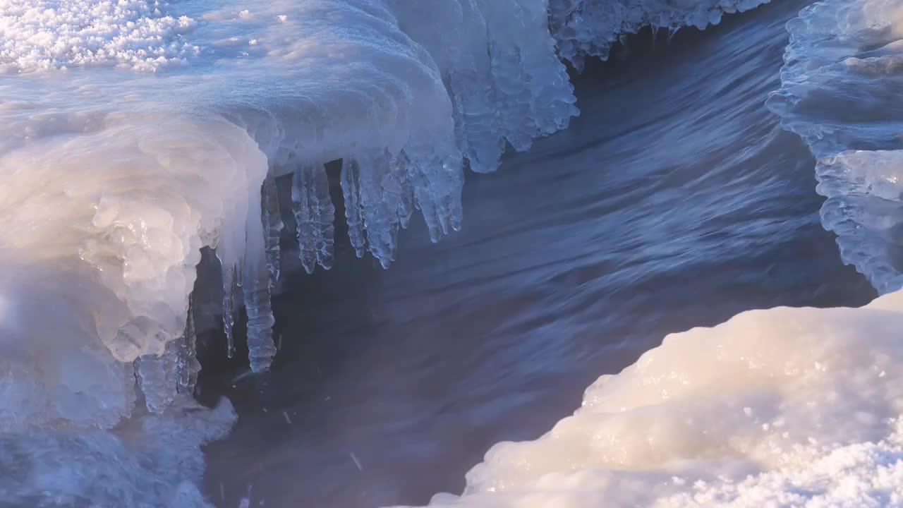 冬天不冻河美丽的冰柱视频素材