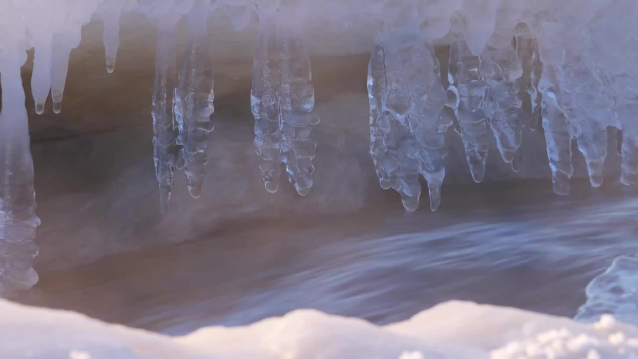 冬天不冻河美丽的冰柱视频素材