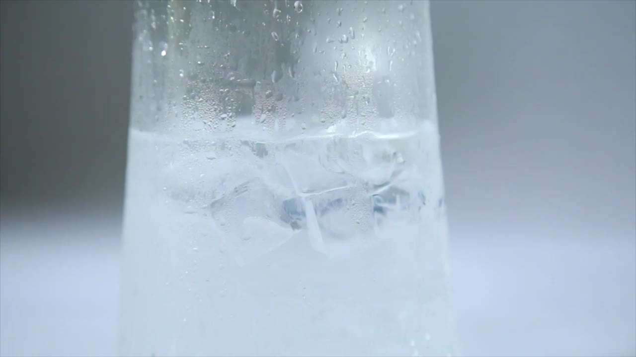 杯子里的冰块视频下载