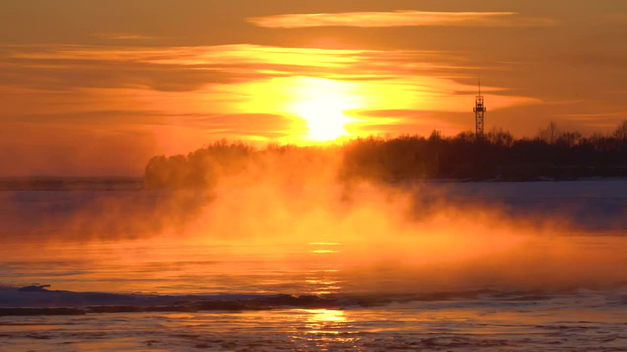 日落时分冒着蒸汽的冰河视频下载