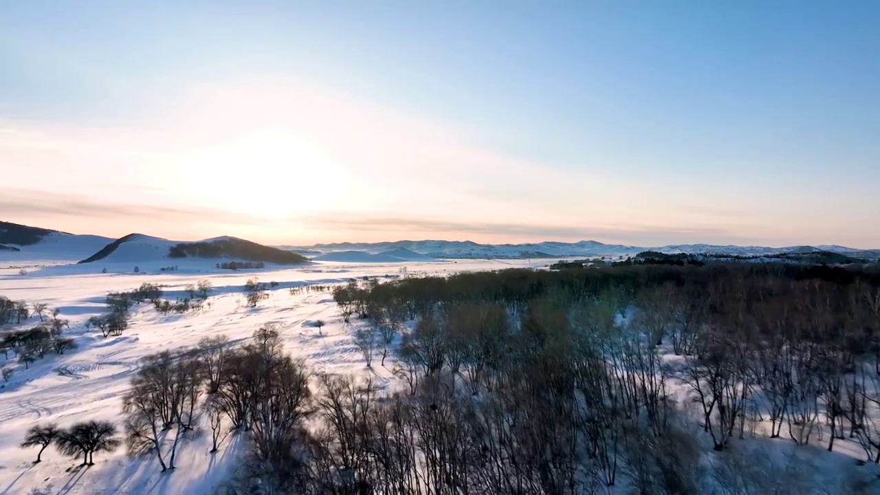 航拍内蒙古自治区赤峰市乌兰布统景区春季户外风光视频下载