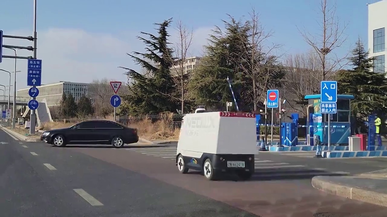 正在在城市道路上测试行驶的无人驾驶快递车外卖送餐车视频下载