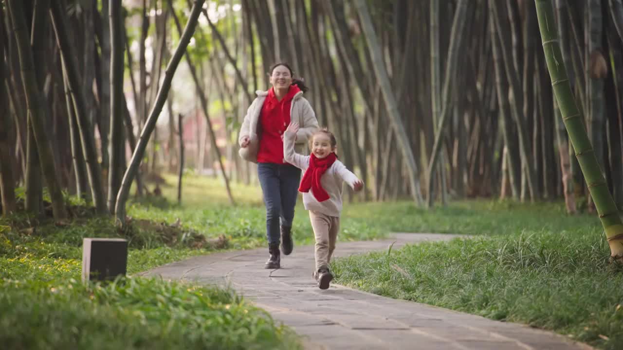 小女孩和妈妈在一起成都望江公园里奔跑欢乐视频素材