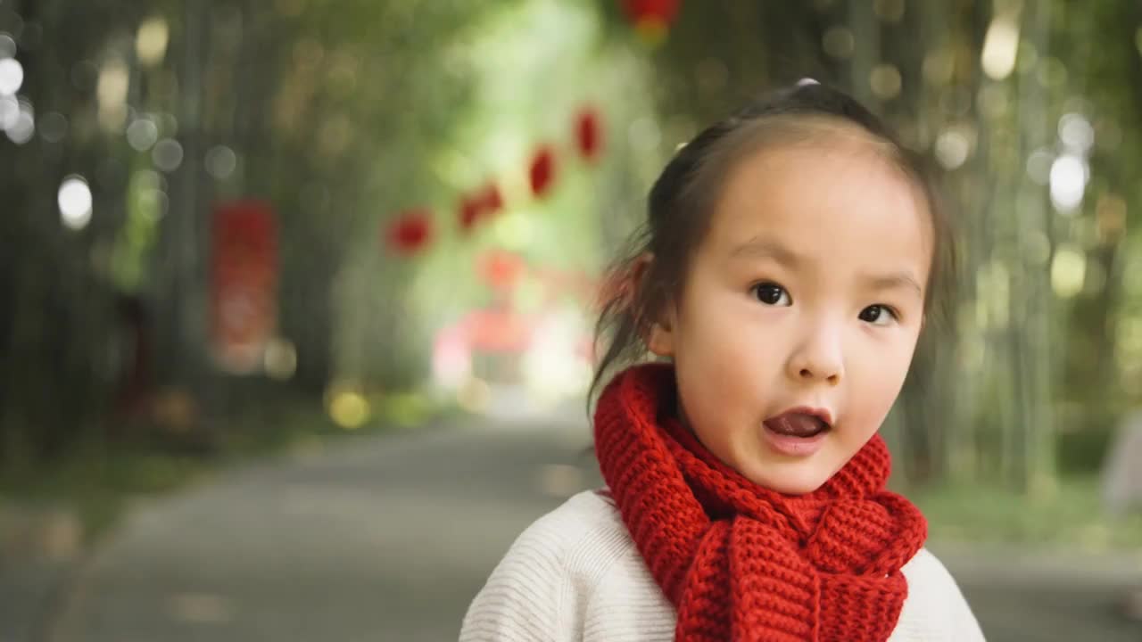红围脖毛衣小女孩唱歌特写可爱新年快乐视频素材