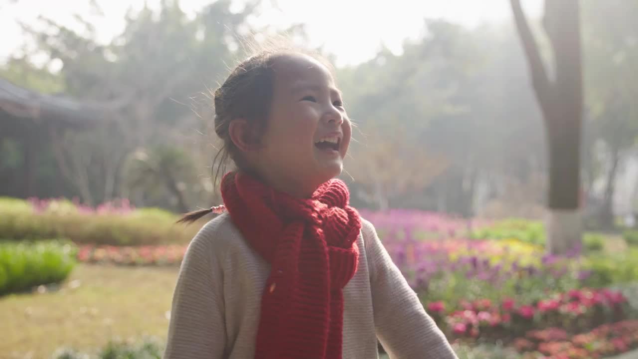 开心快乐小女孩公园里阳光下大笑特写视频素材