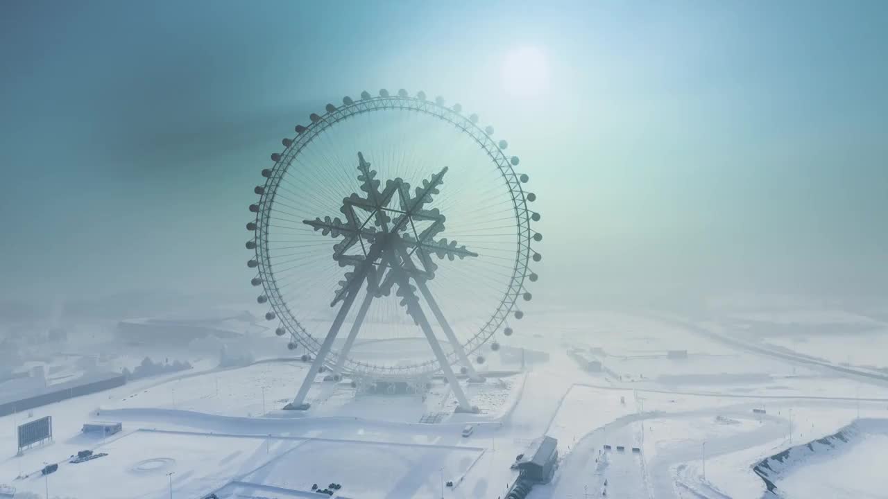 4K60帧哈尔滨冰雪大世界冰雪摩天轮平流云雾航拍视频下载
