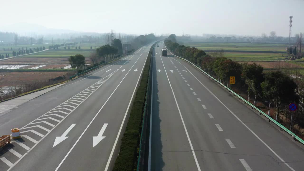 航拍陕西汉中高速公路和服务区画面视频下载