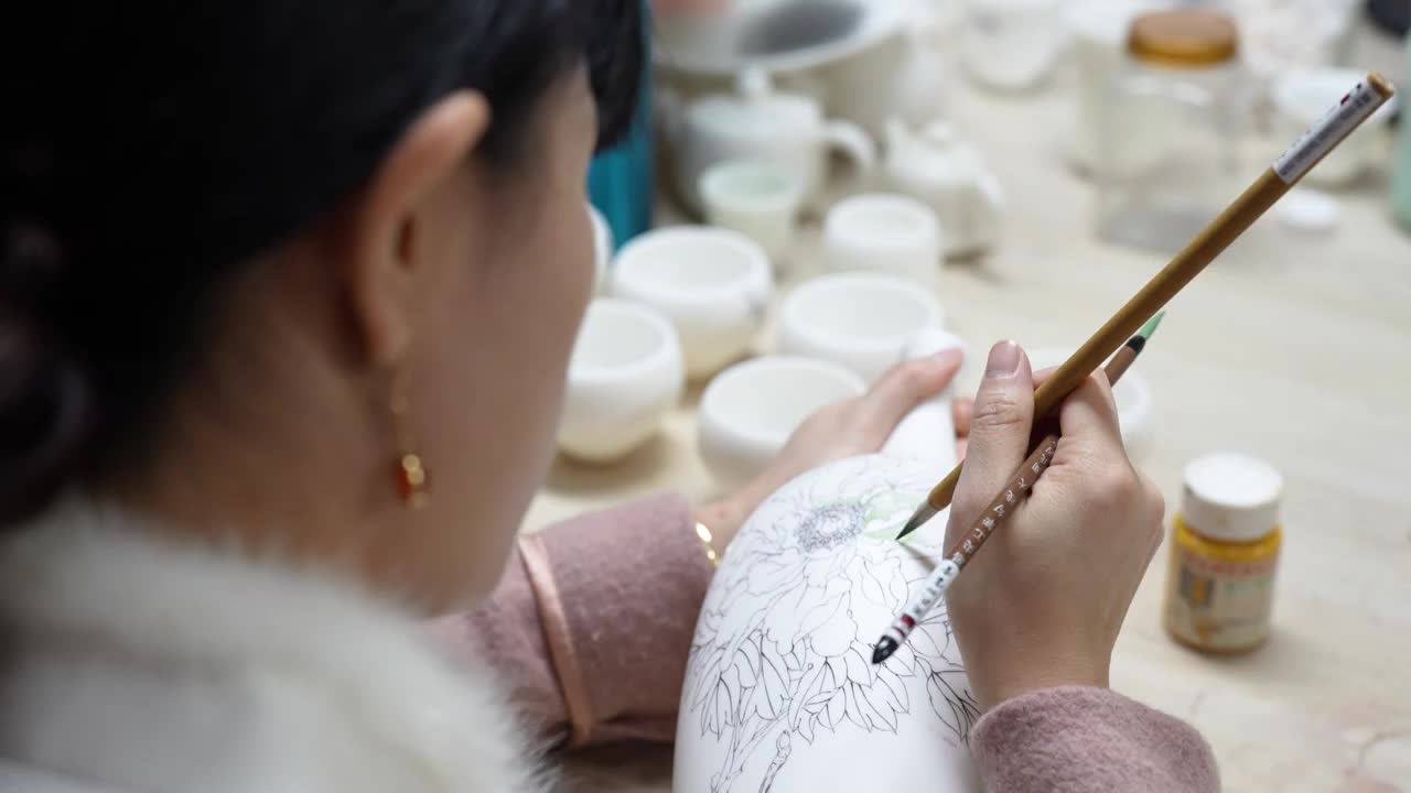 美女陶瓷雕塑制作彩绘画画烧制花瓶宣传片头视频下载