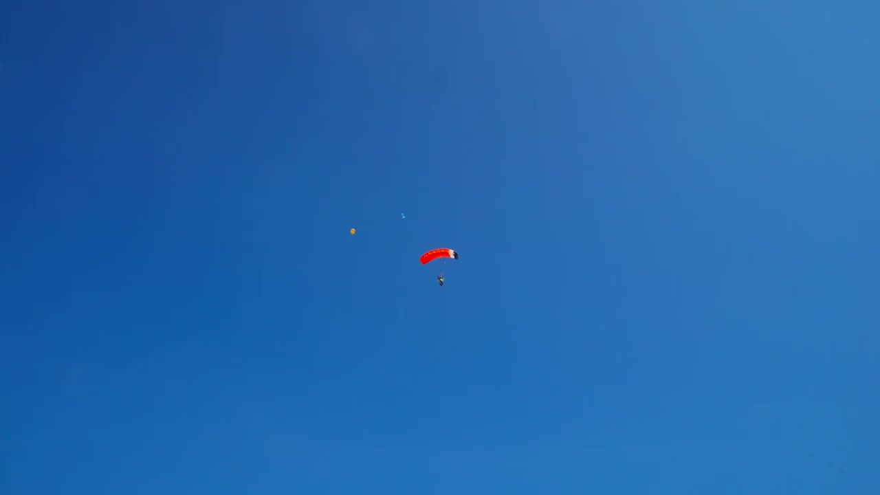 极限跳伞运动蓝天下翱翔的降落伞视频下载
