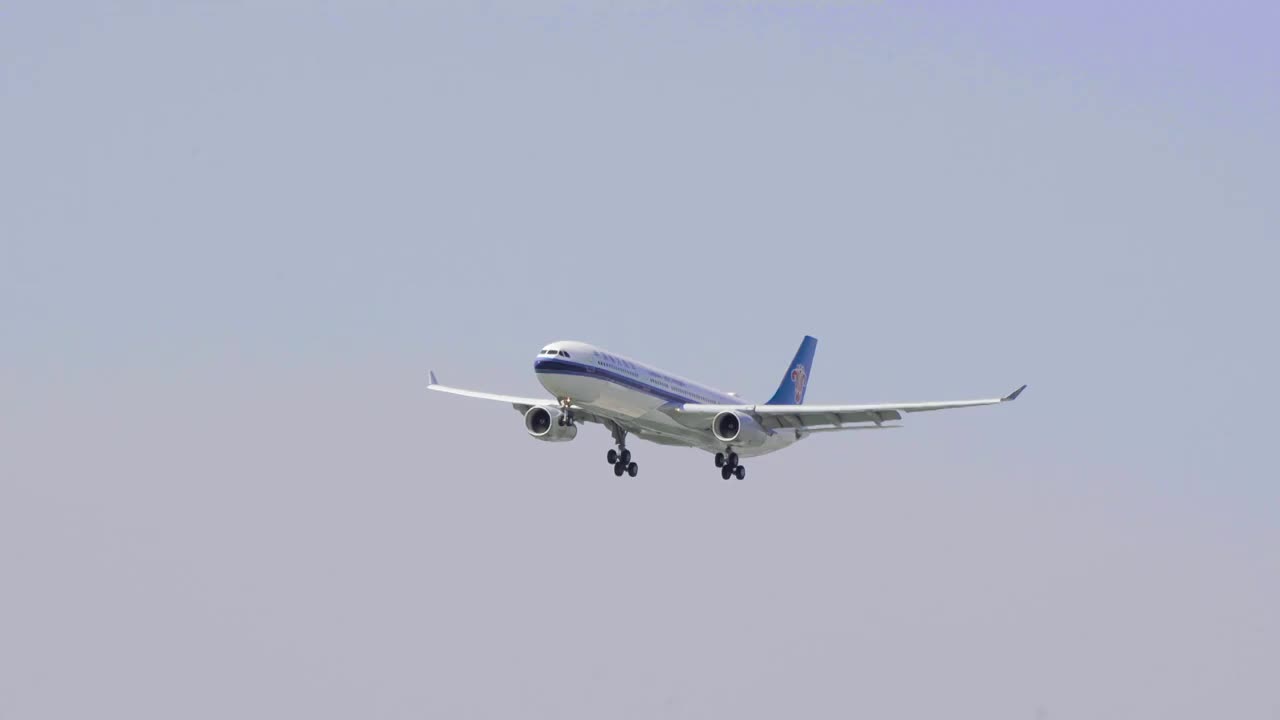 中国南航飞机起飞降落视频素材