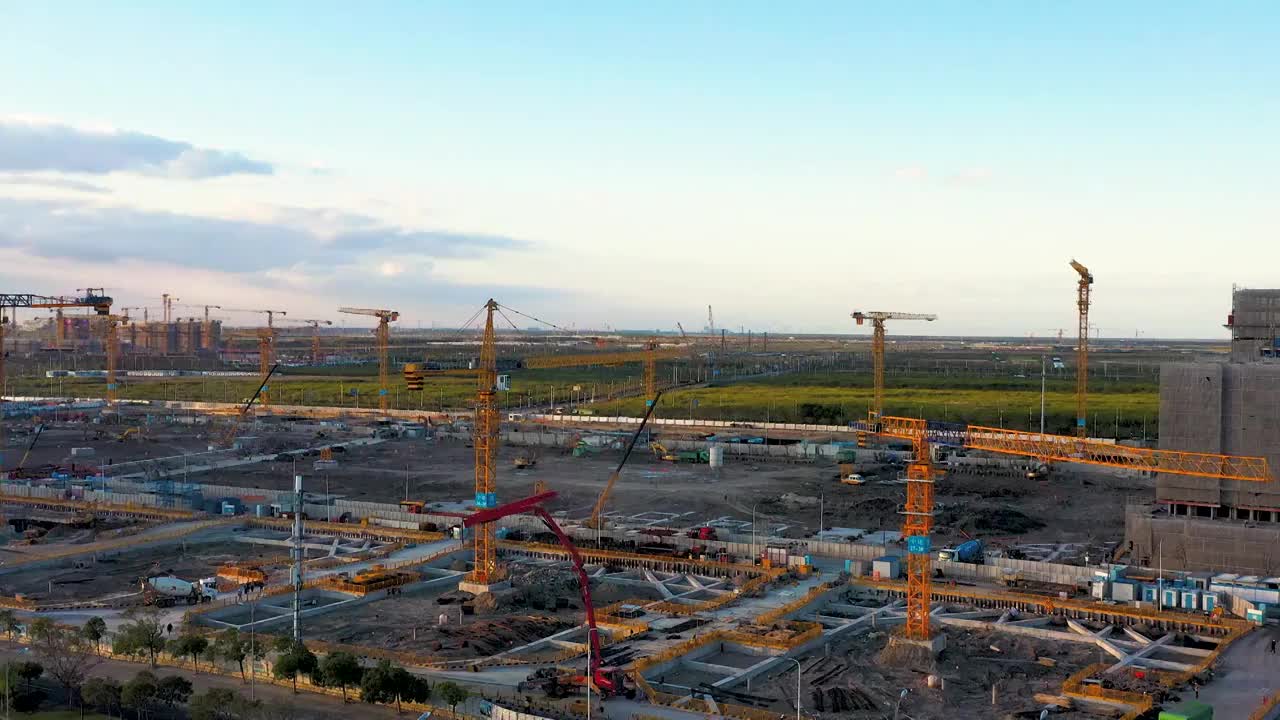 航拍上海市浦东新区临港新城建筑施工现场视频素材