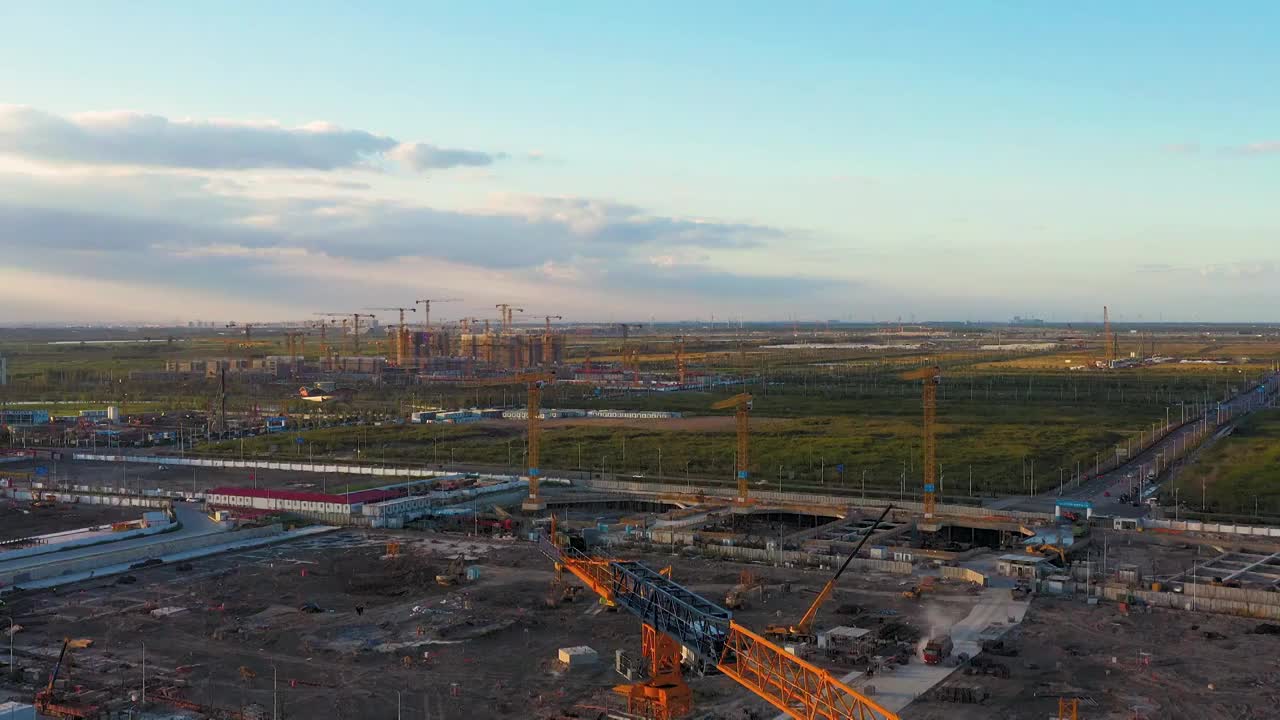 航拍上海市浦东新区临港新城建筑施工现场视频下载
