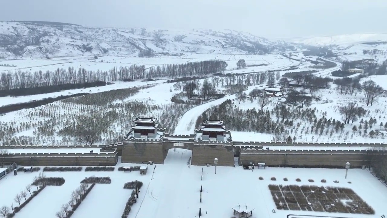 航拍山西朔州右玉杀虎口长城雪景视频下载