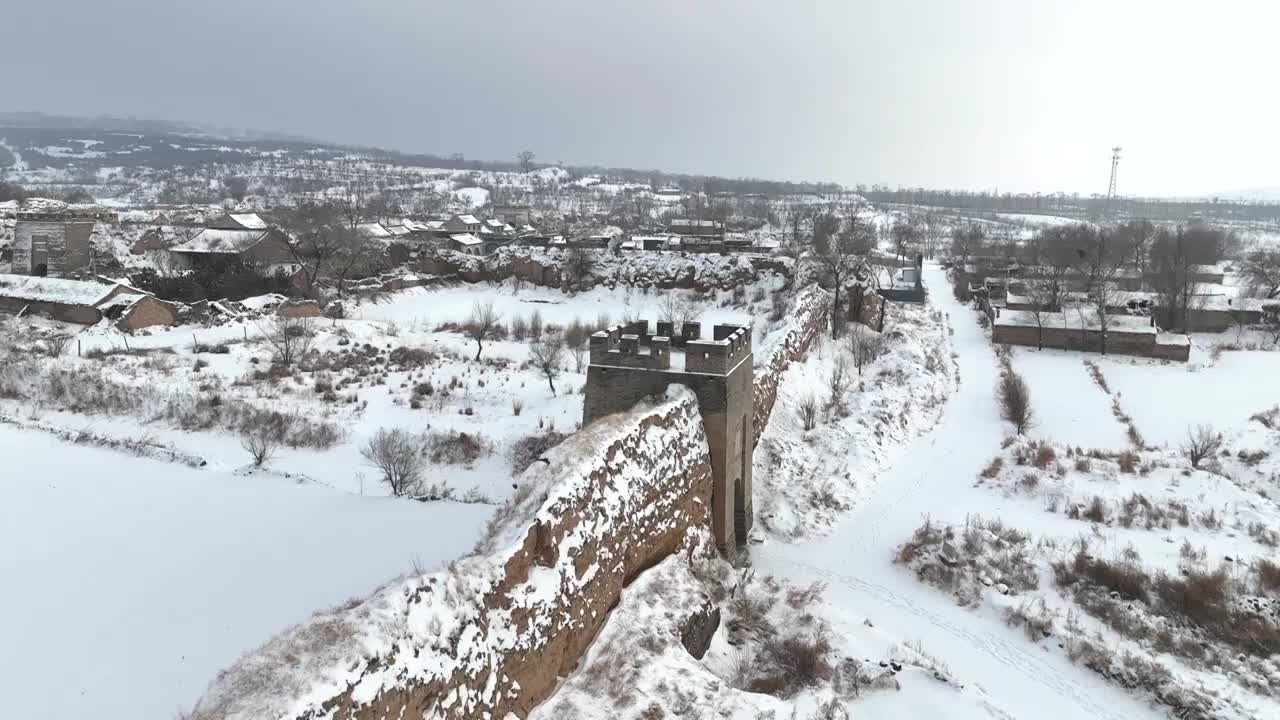 航拍山西朔州右玉杀虎口城堡雪景视频下载