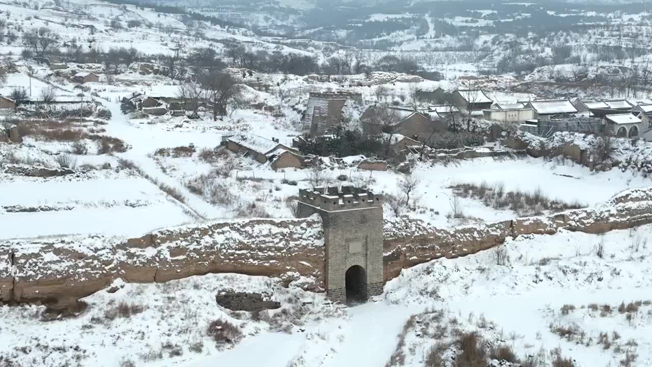 航拍山西朔州右玉杀虎口城堡雪景视频下载