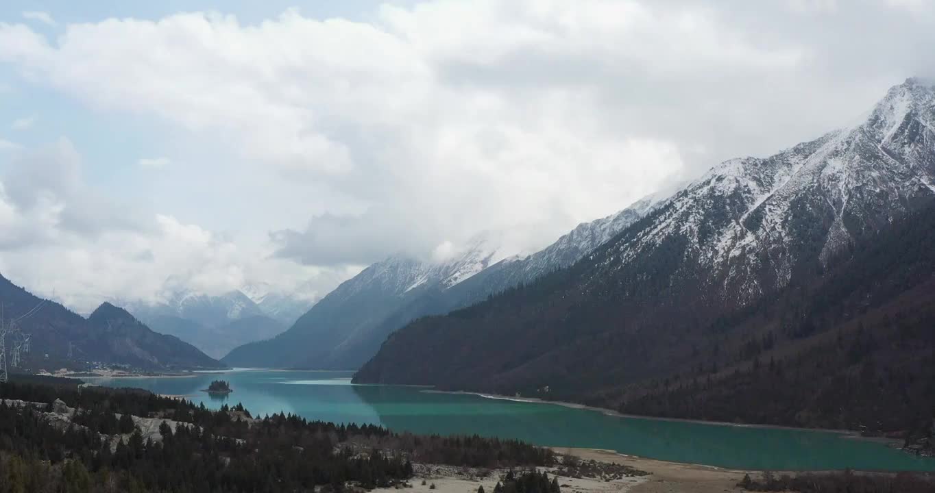 西藏昌都：春天里的然乌湖风光视频下载