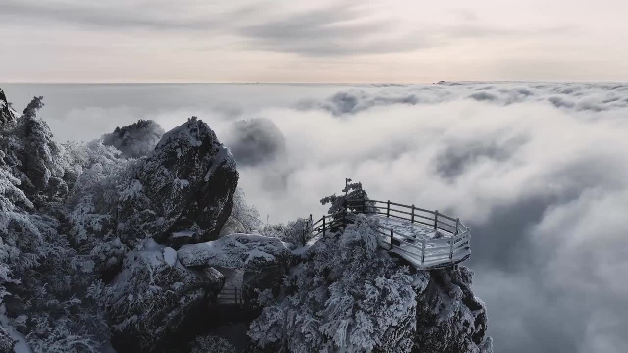 洛阳老君山云海悬崖山顶的观景台视频素材
