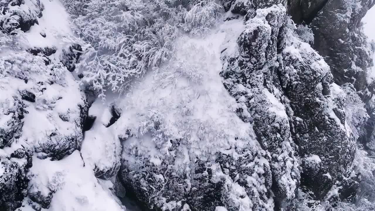 洛阳老君山悬崖山顶雪中的观景台视频素材