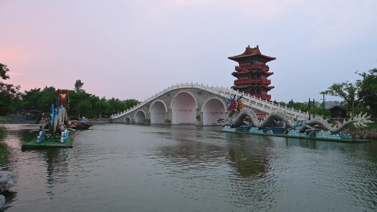 中国河南开封清明上河园九龙桥河面风光视频下载