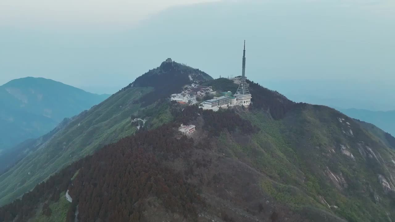 中国湖南南岳衡山风景区信号塔航拍视频下载