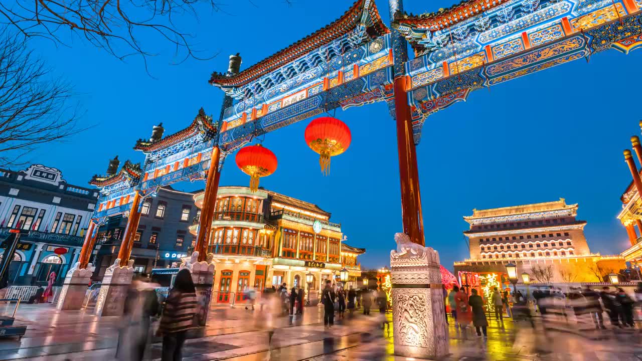 春节期间中国北京前门大街正阳门建筑穿梭的游客夜景延时摄影视频下载