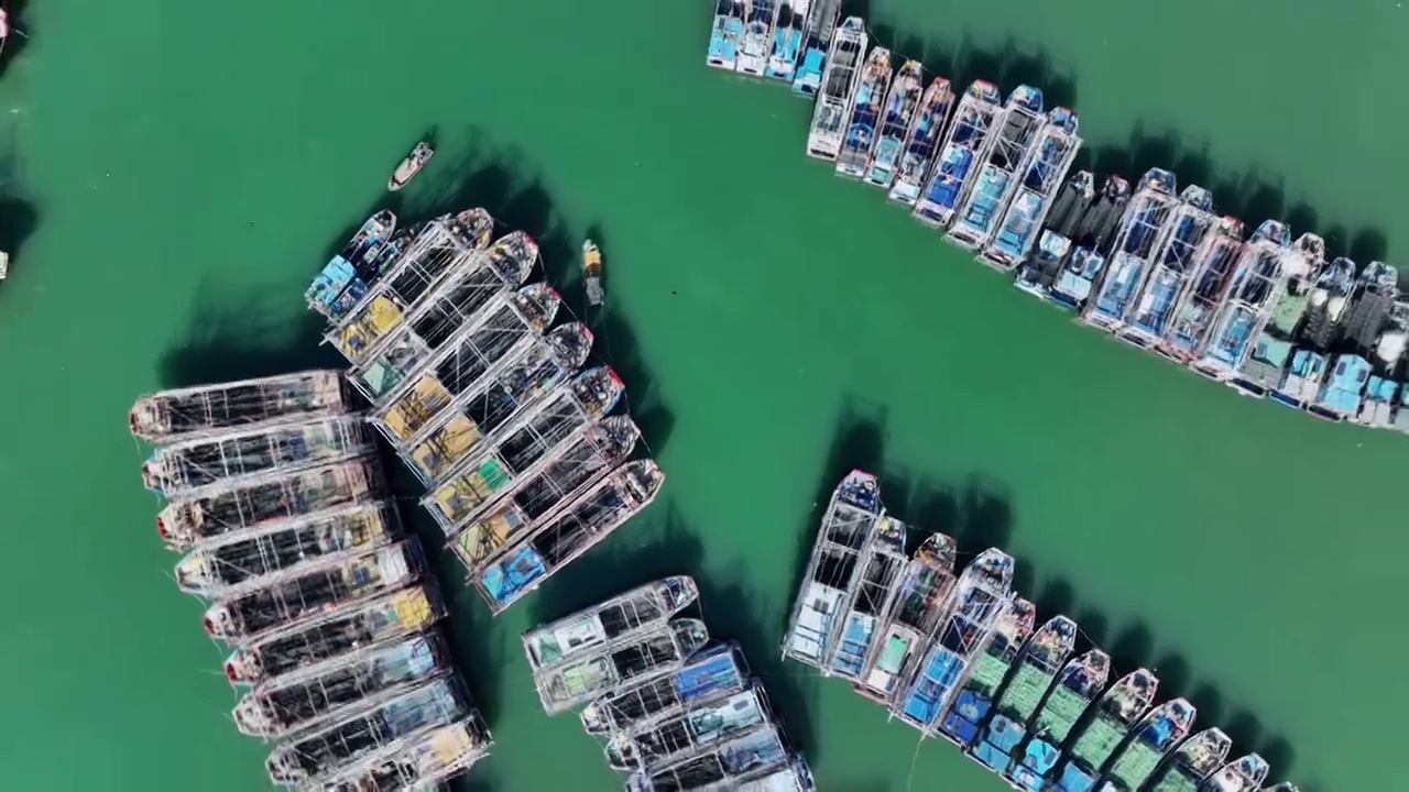 海南盈滨港出海的渔船视频下载