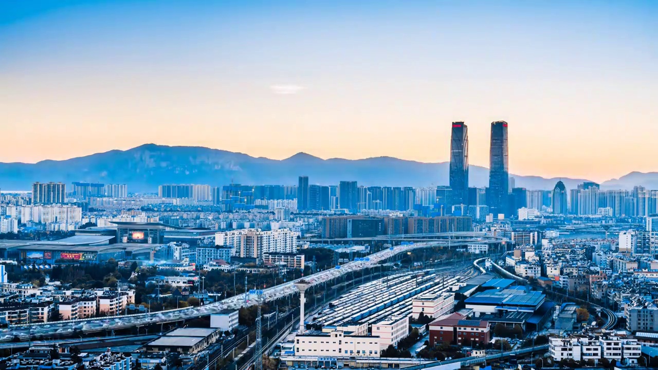 中国云南昆明双子塔和高架桥车流城市天际线日转夜延时摄影视频素材