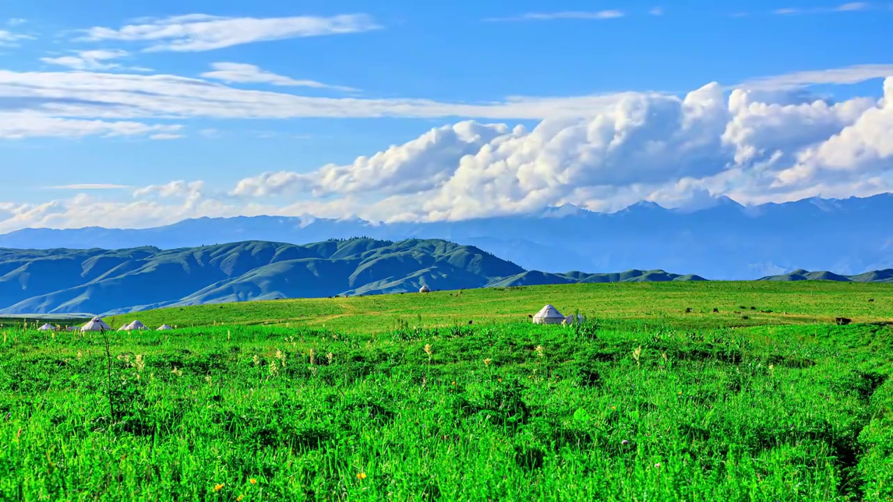 中国新疆绿色草原和山脉自然风光延时摄影视频下载